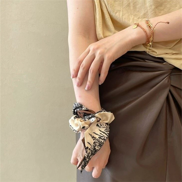 Custom Unique Noble Beautiful Lady Silk Scrunchies